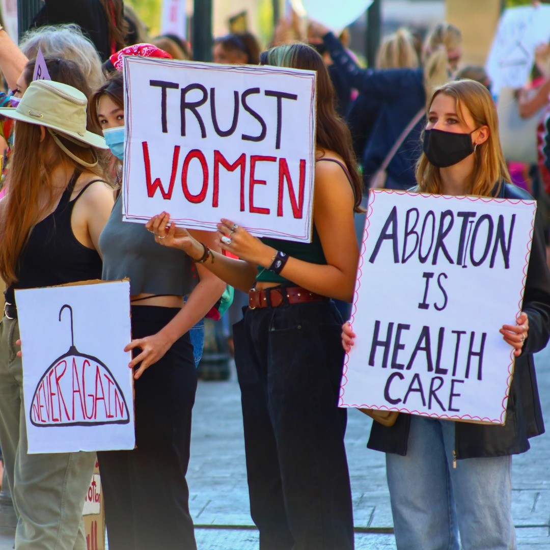 När Roe vs Wade hävdes gavs USA:s delstater rätt att lokalt bestämma hur aborter skall regleras. Hälften av delstaterna väntas strama åt hållningen runt aborter och ett antal införa förbud utan undantag.